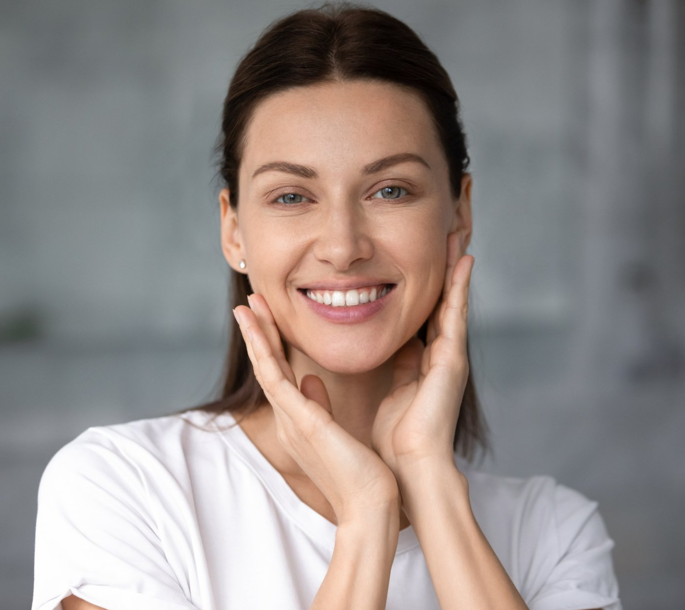woman in her 30s with nice natural skin