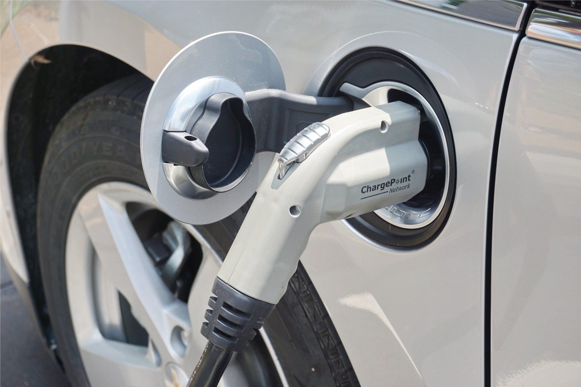 how much does it cost to charge an electric vehicle