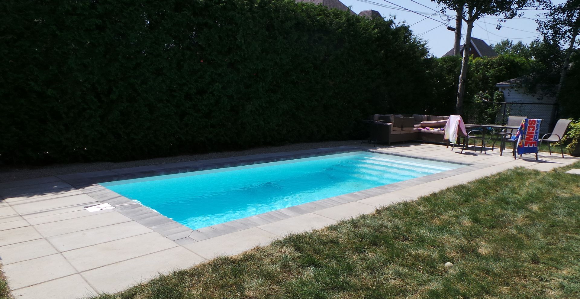Une piscine dans l'arrière-cour d'une maison