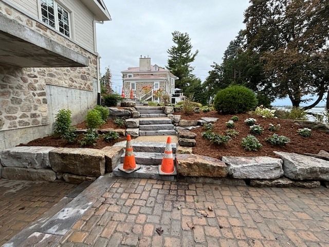 Une allée en briques avec des escaliers menant à une maison.