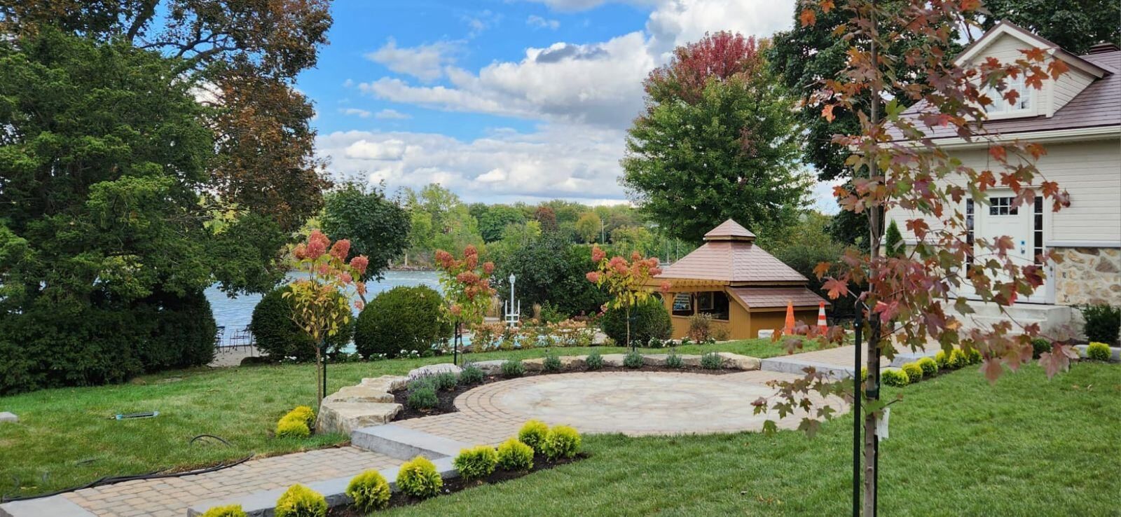 Il y a un belvédère dans l'arrière-cour d'une maison.