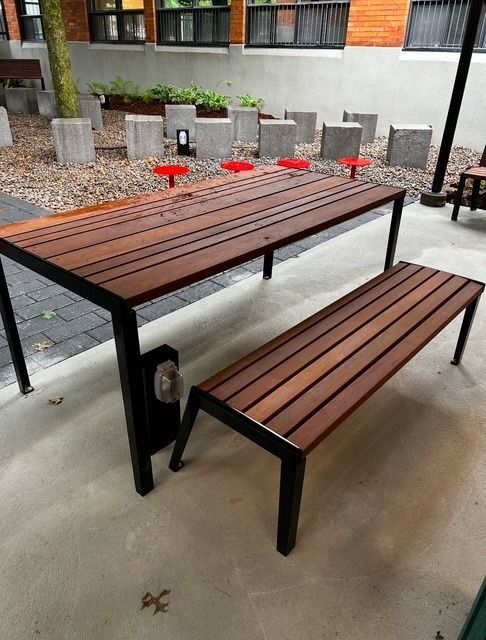 Une table en bois avec un banc à côté