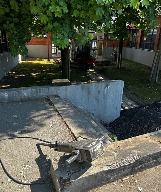 Un bloc de béton avec une perceuse attachée dessus