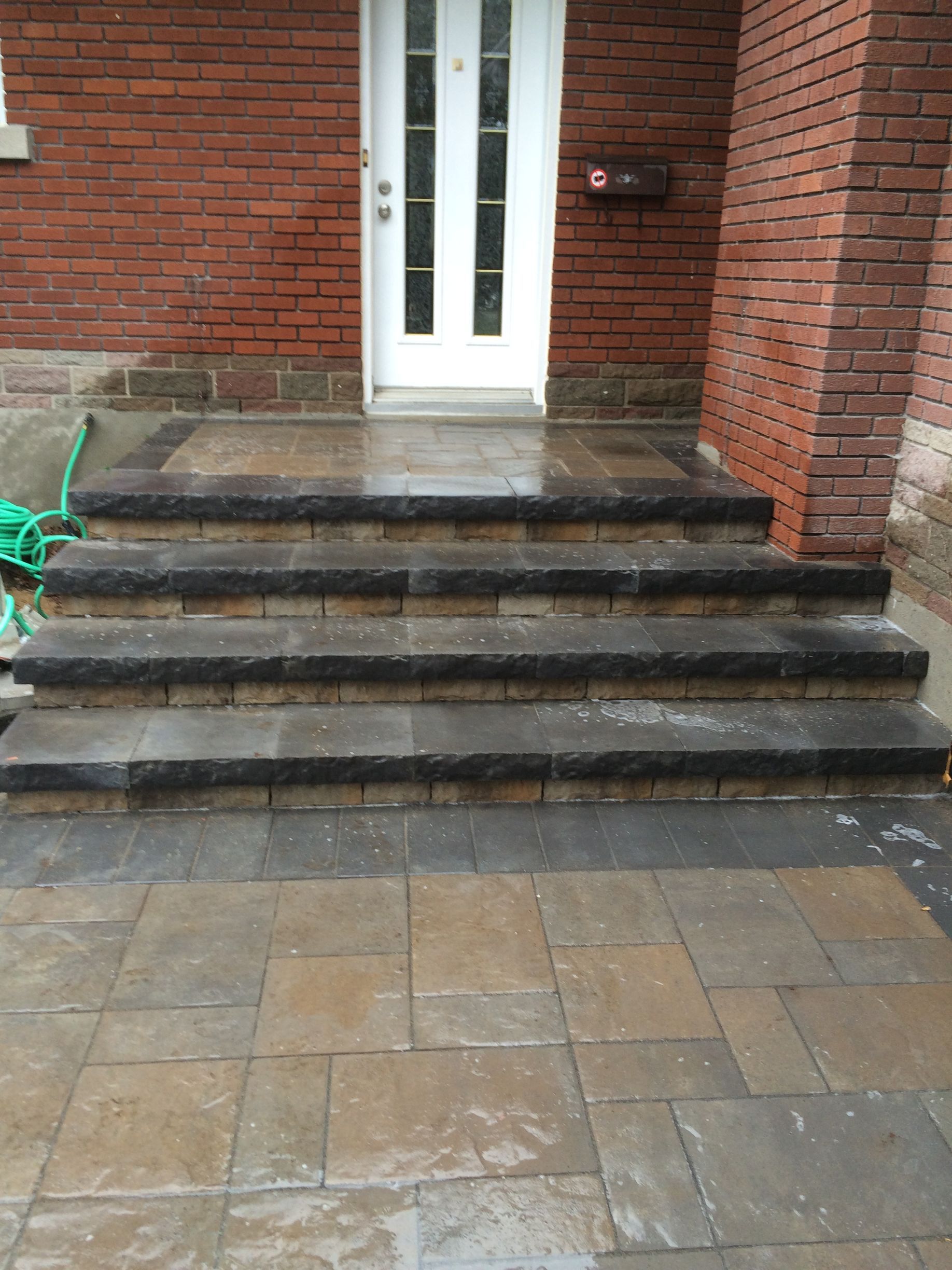 Un ensemble d'escaliers menant à un bâtiment en briques.