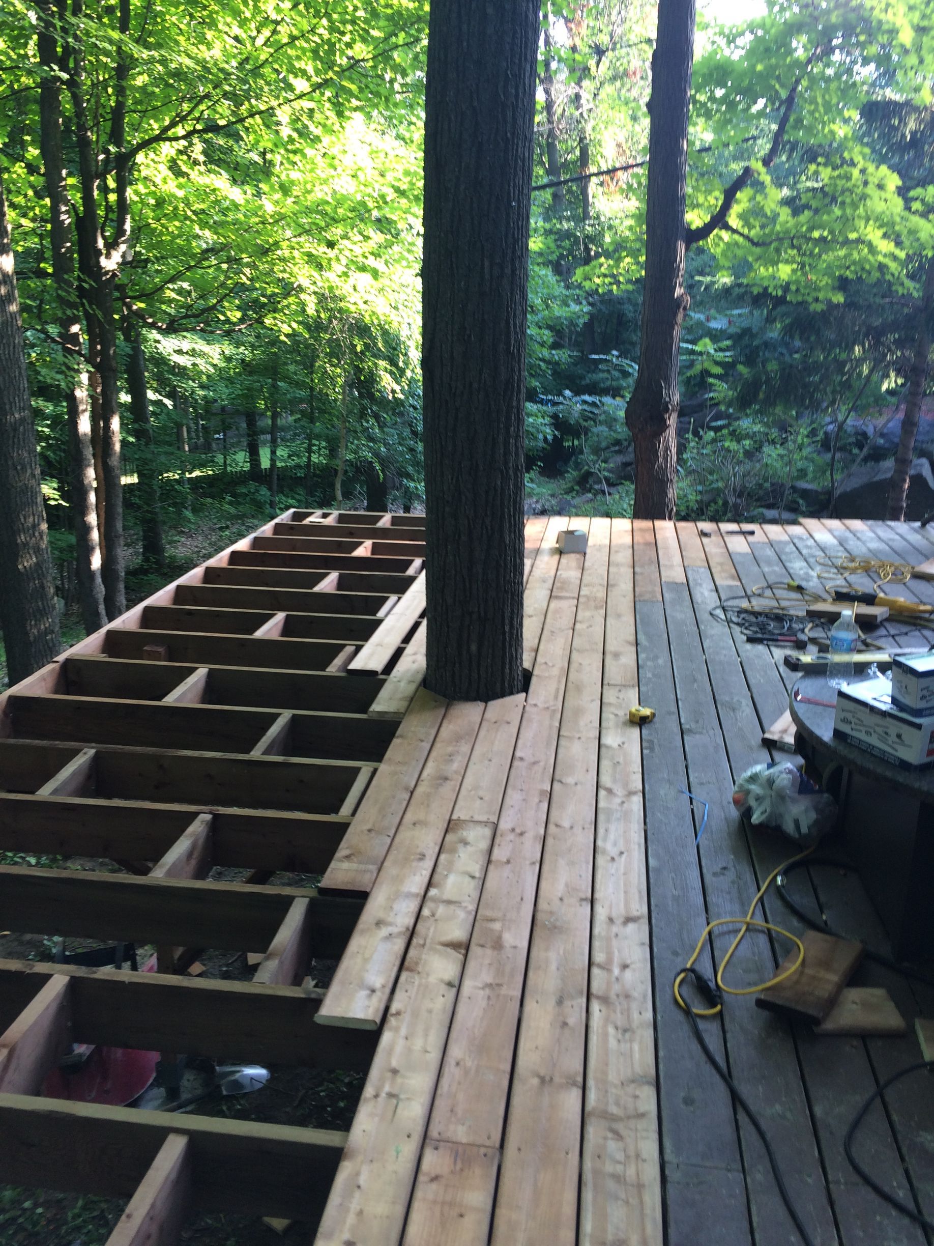 Une terrasse en bois est en cours de construction dans les bois.