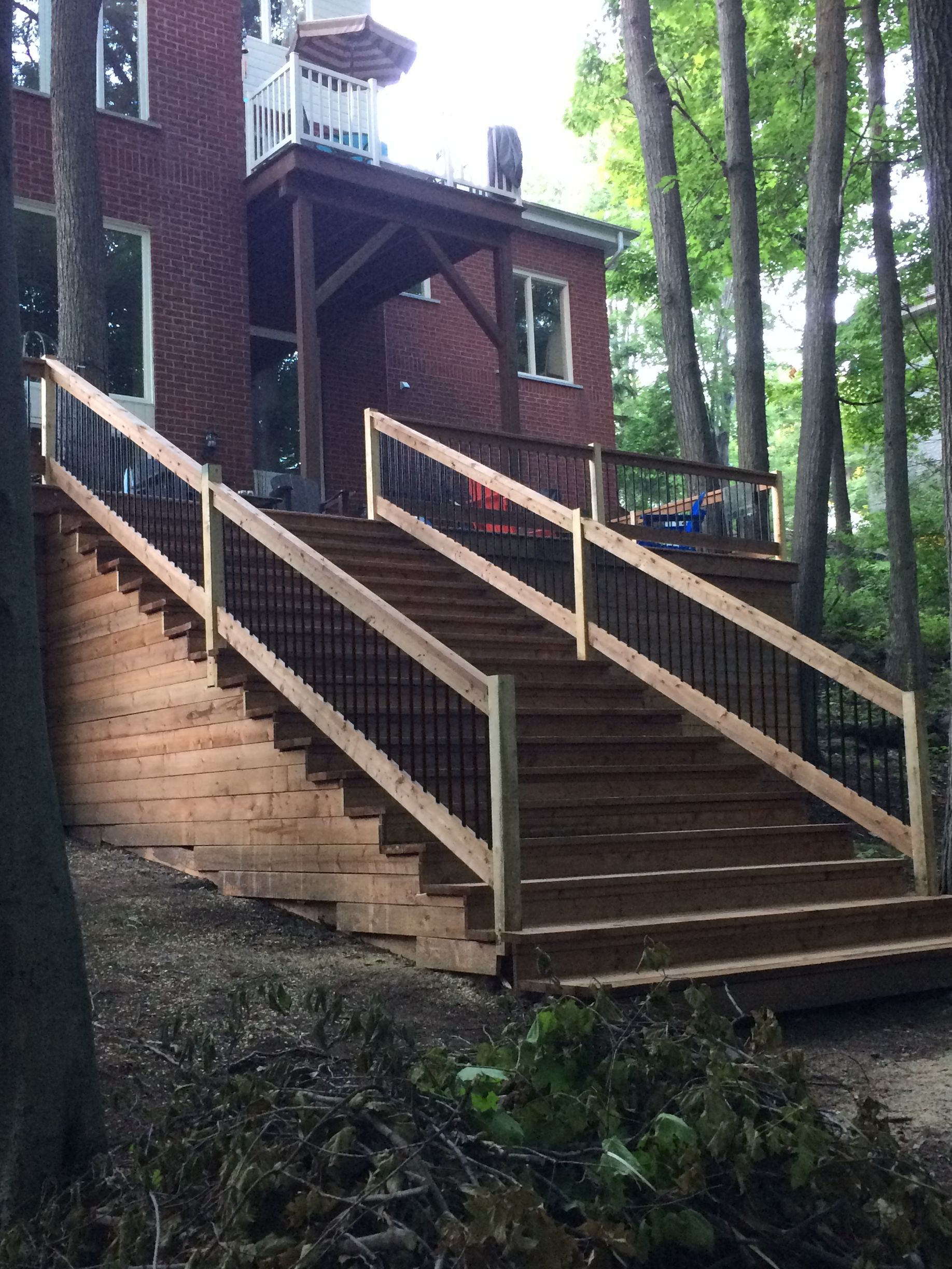 Une terrasse en bois avec des escaliers qui y mènent