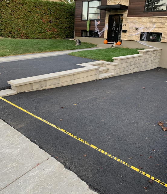 Une allée en asphalte noir avec une ligne jaune indiquant « ne pas entrer »