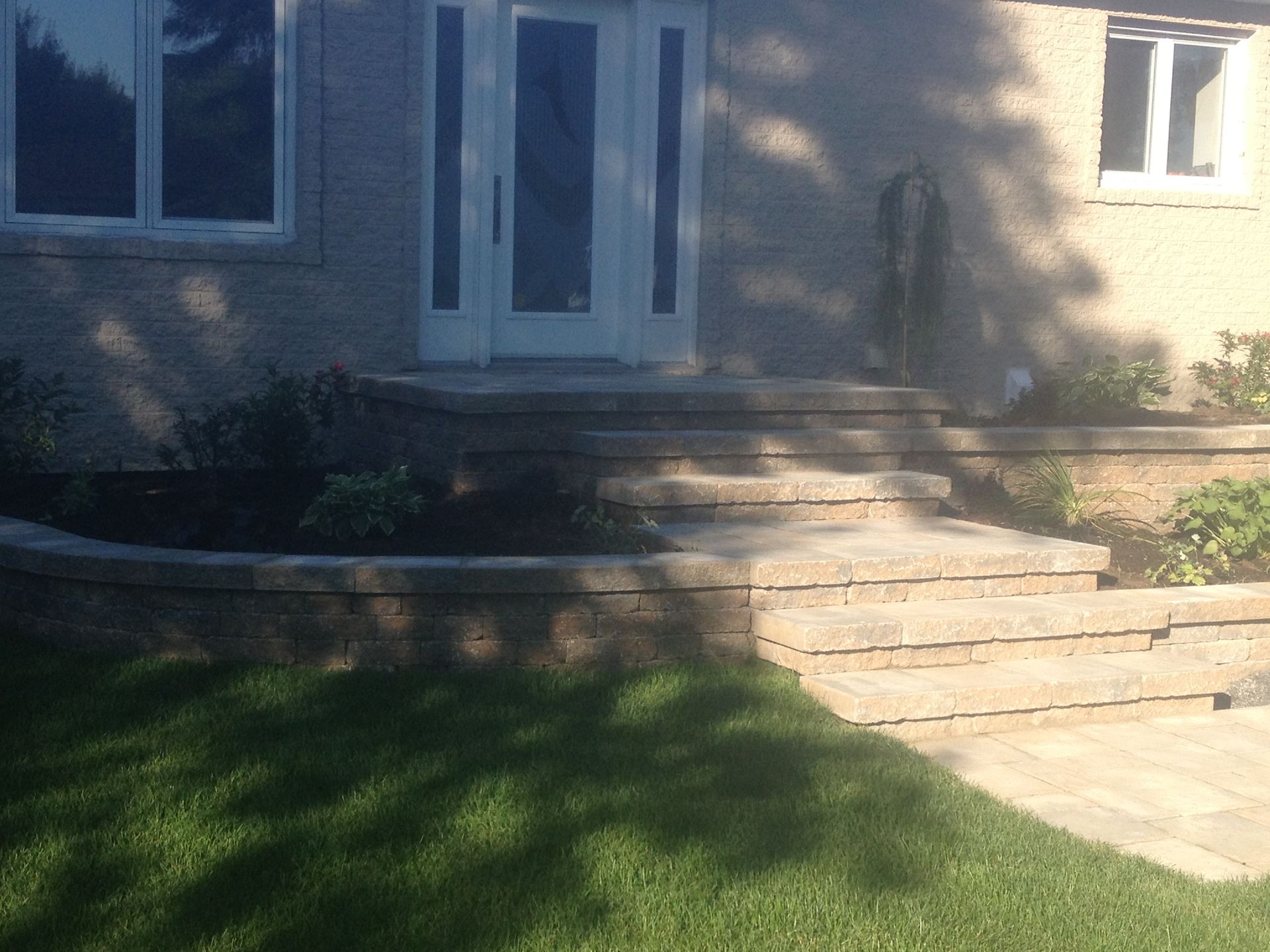 Une maison avec des escaliers menant à la porte d'entrée