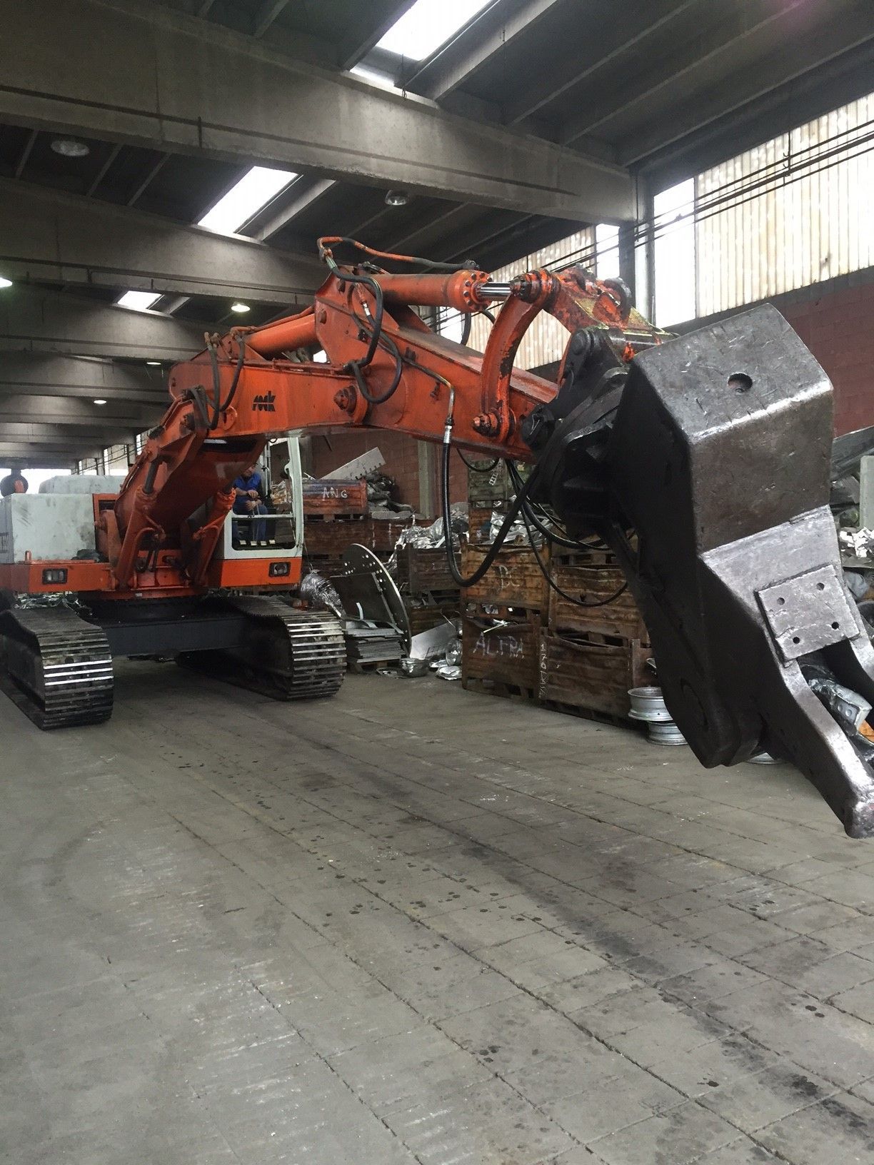 Demolizione rifiuti metallici