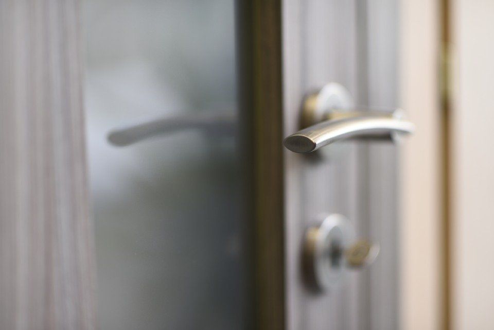 dettaglio porta interna moderna