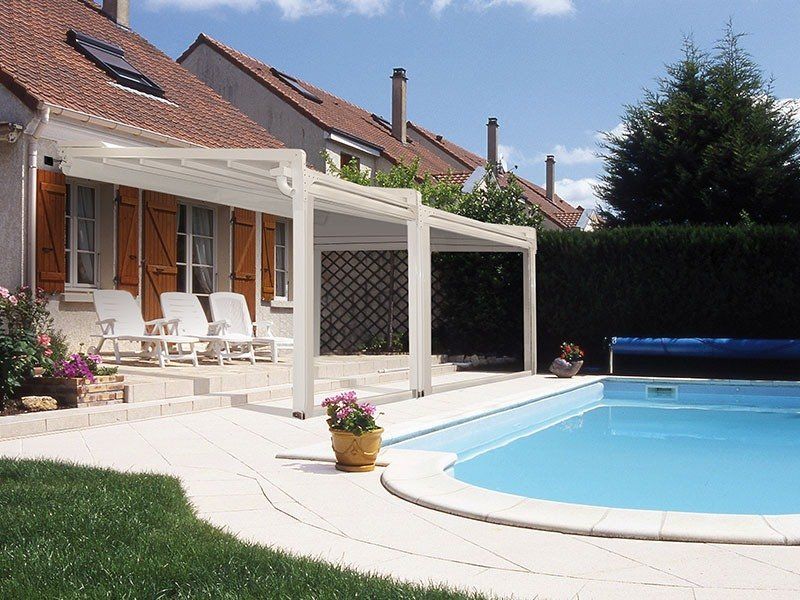 tende da sole esterne a bordo piscina