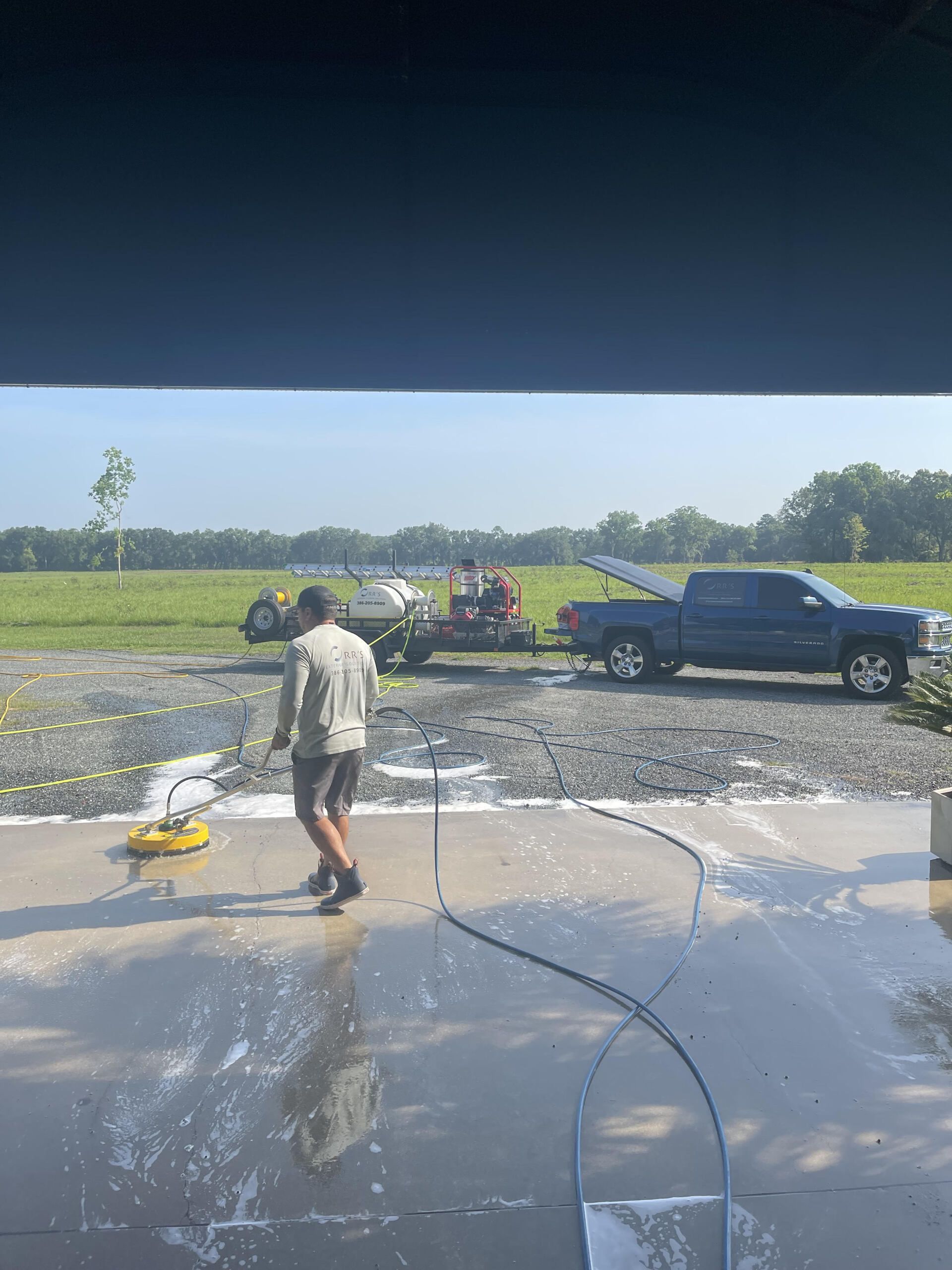 Outdoor floor cleaning with a pressure water jet on street