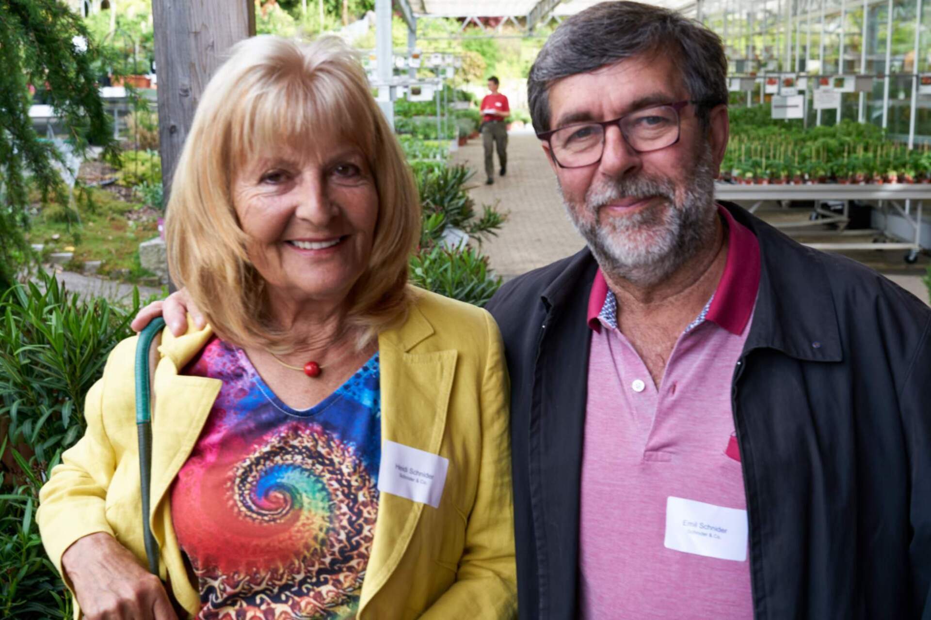 Ein Mann und eine Frau posieren in einem Gartencenter für ein Foto.