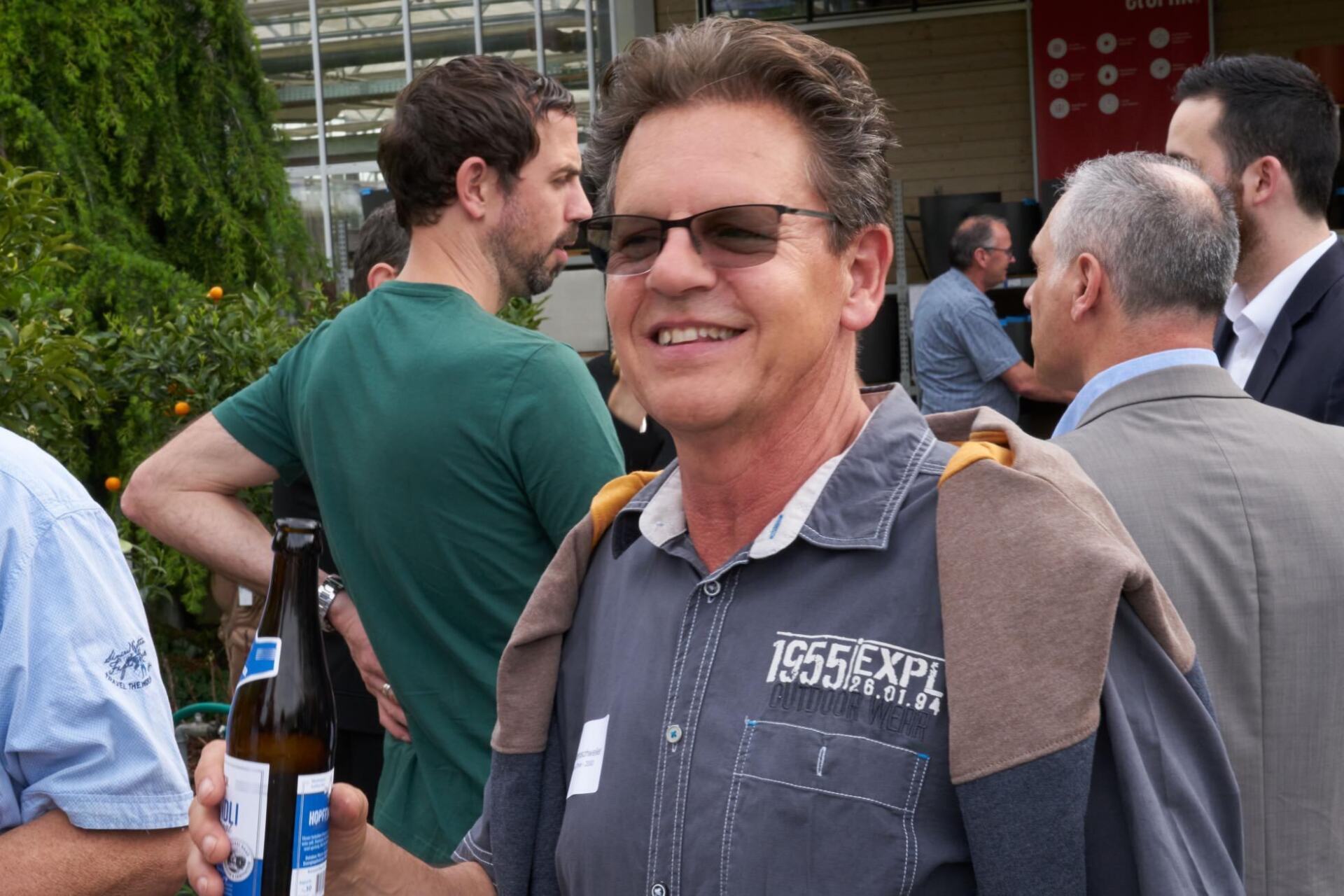 Ein Mann mit Brille und einem T-Shirt mit der Aufschrift 1555 khl