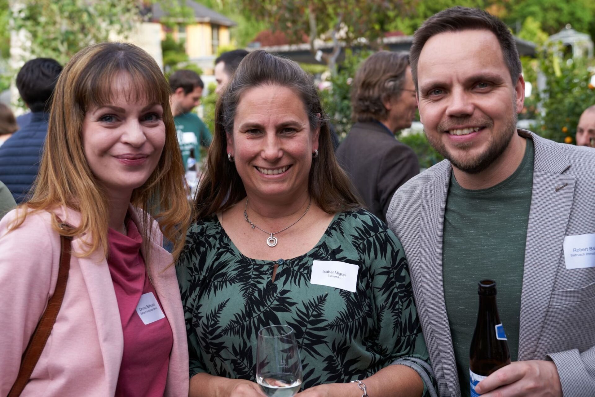 Eine Gruppe von Leuten posiert auf einer Party für ein Foto.
