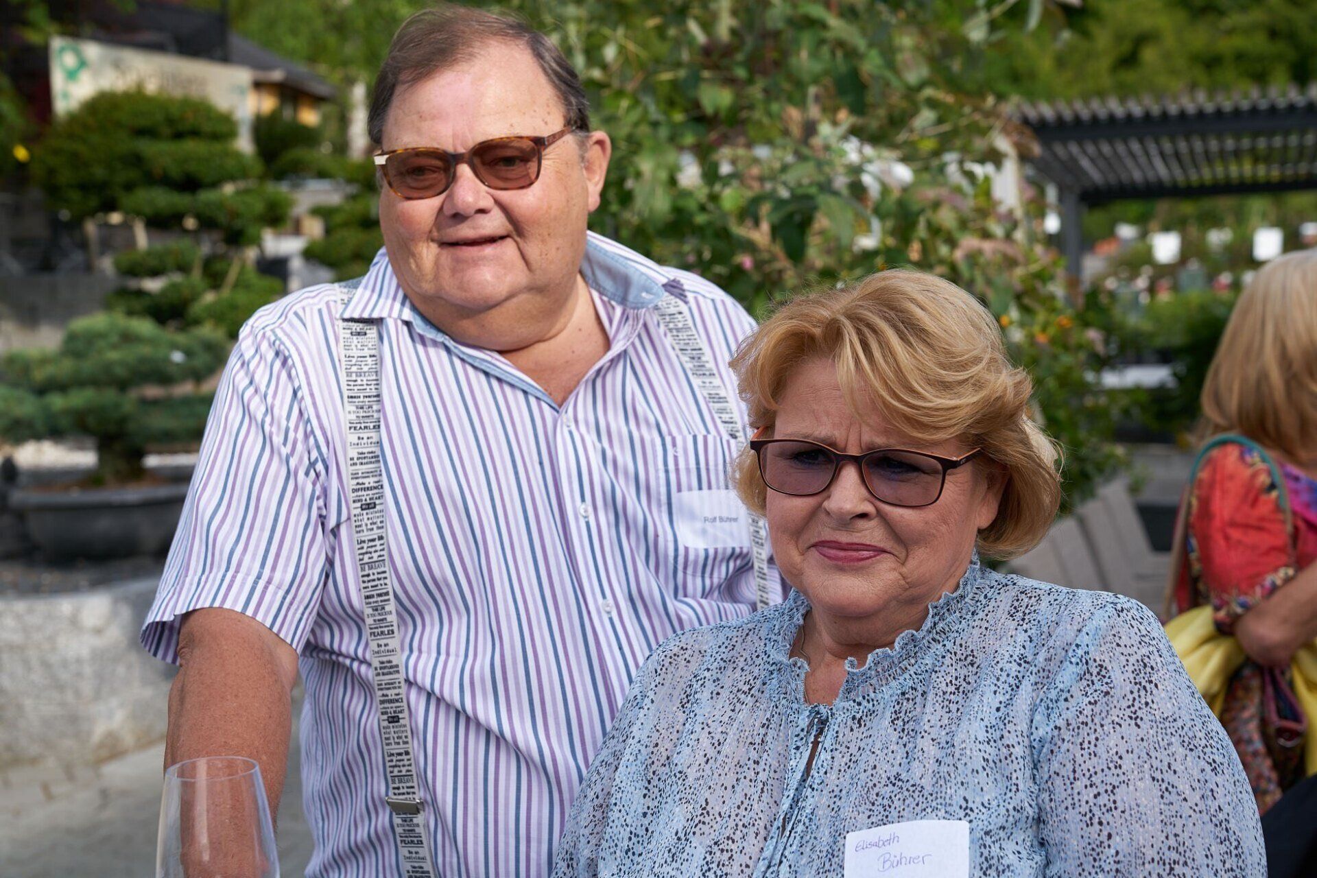 Ein Mann und eine Frau mit Sonnenbrillen posieren für ein Foto.