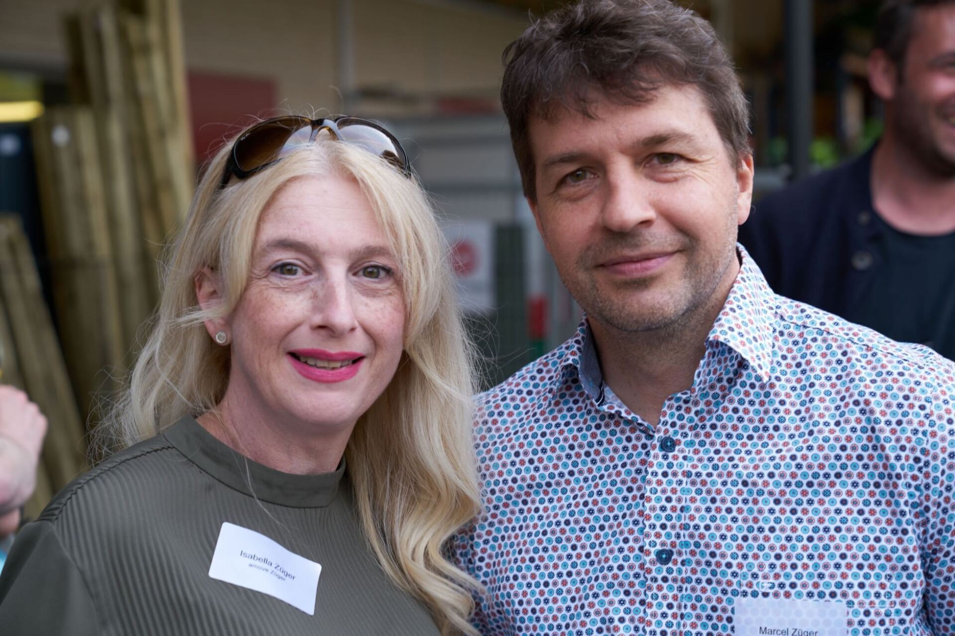 Ein Mann und eine Frau posieren zusammen für ein Foto.