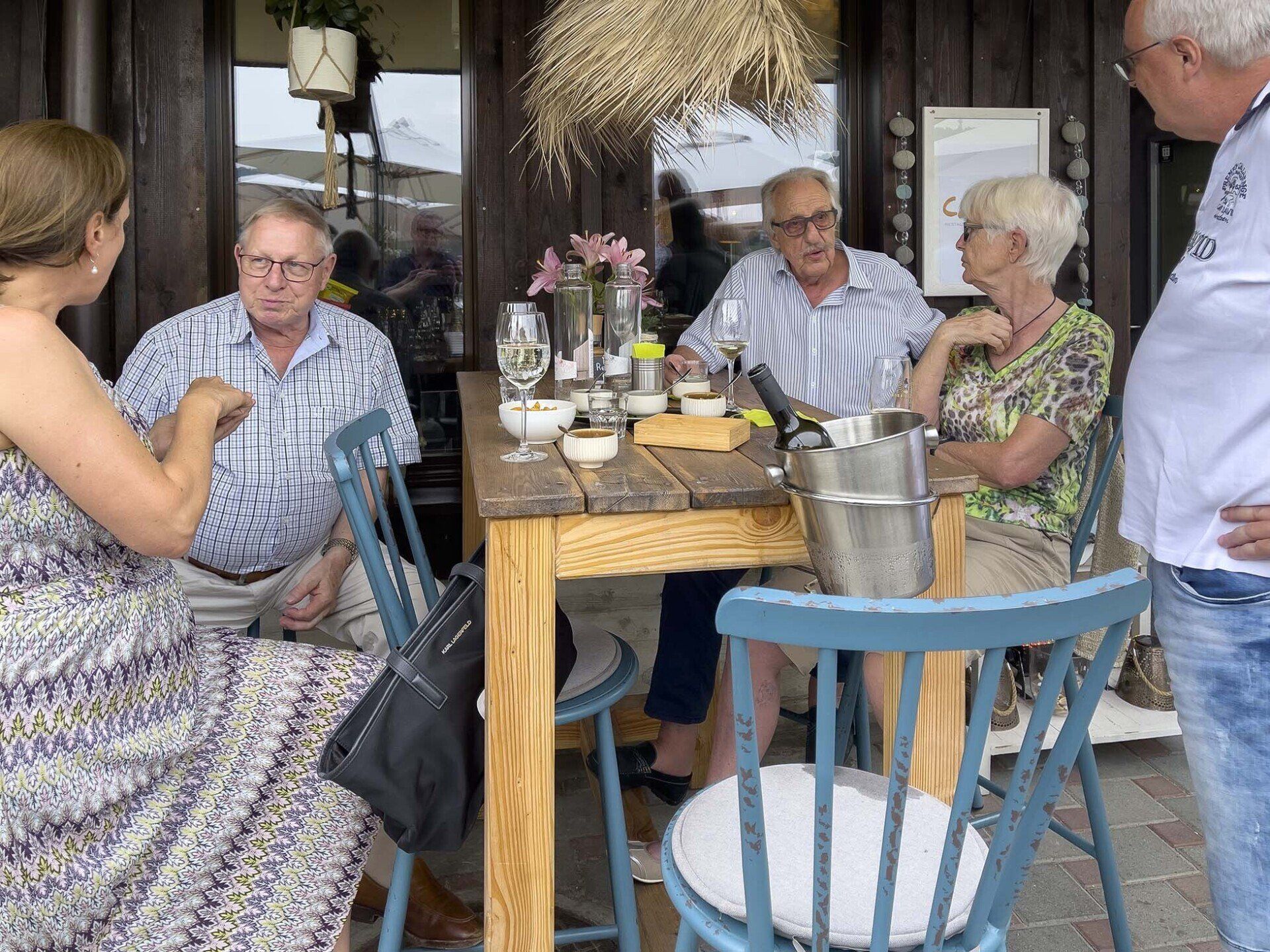 Eine Gruppe von Leuten sitzt an einem Tisch und unterhält sich.
