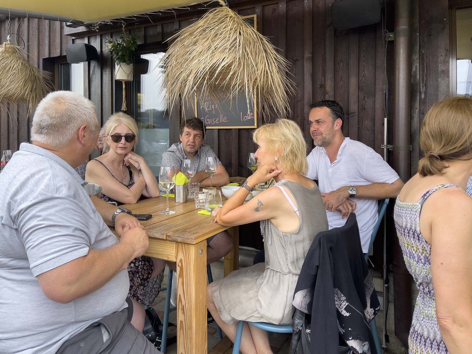 Eine Gruppe von Leuten sitzt in einem Restaurant an einem Tisch.