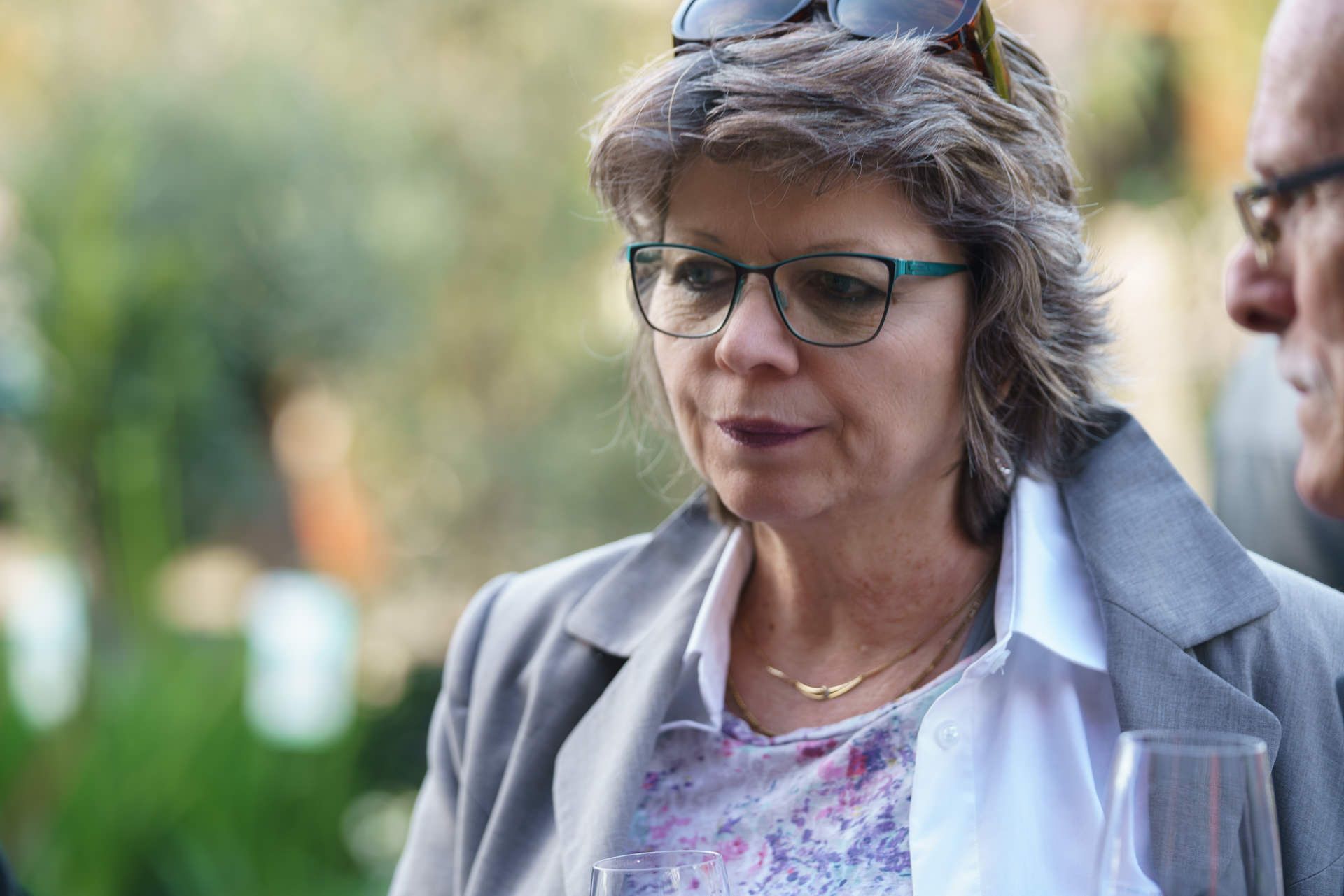 Eine Frau mit Brille steht neben einem Mann.