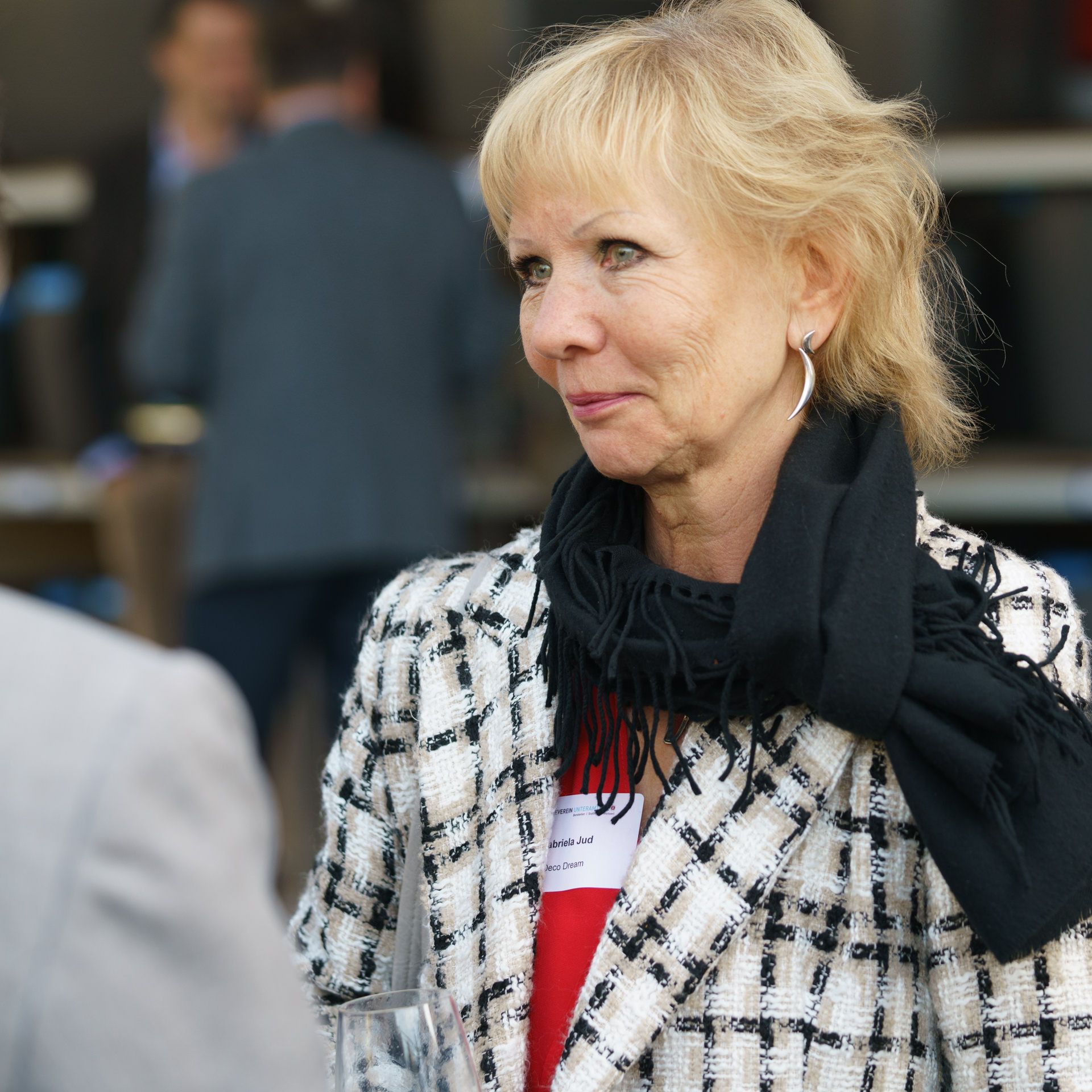 Eine Frau mit einem schwarzen Schal um den Hals