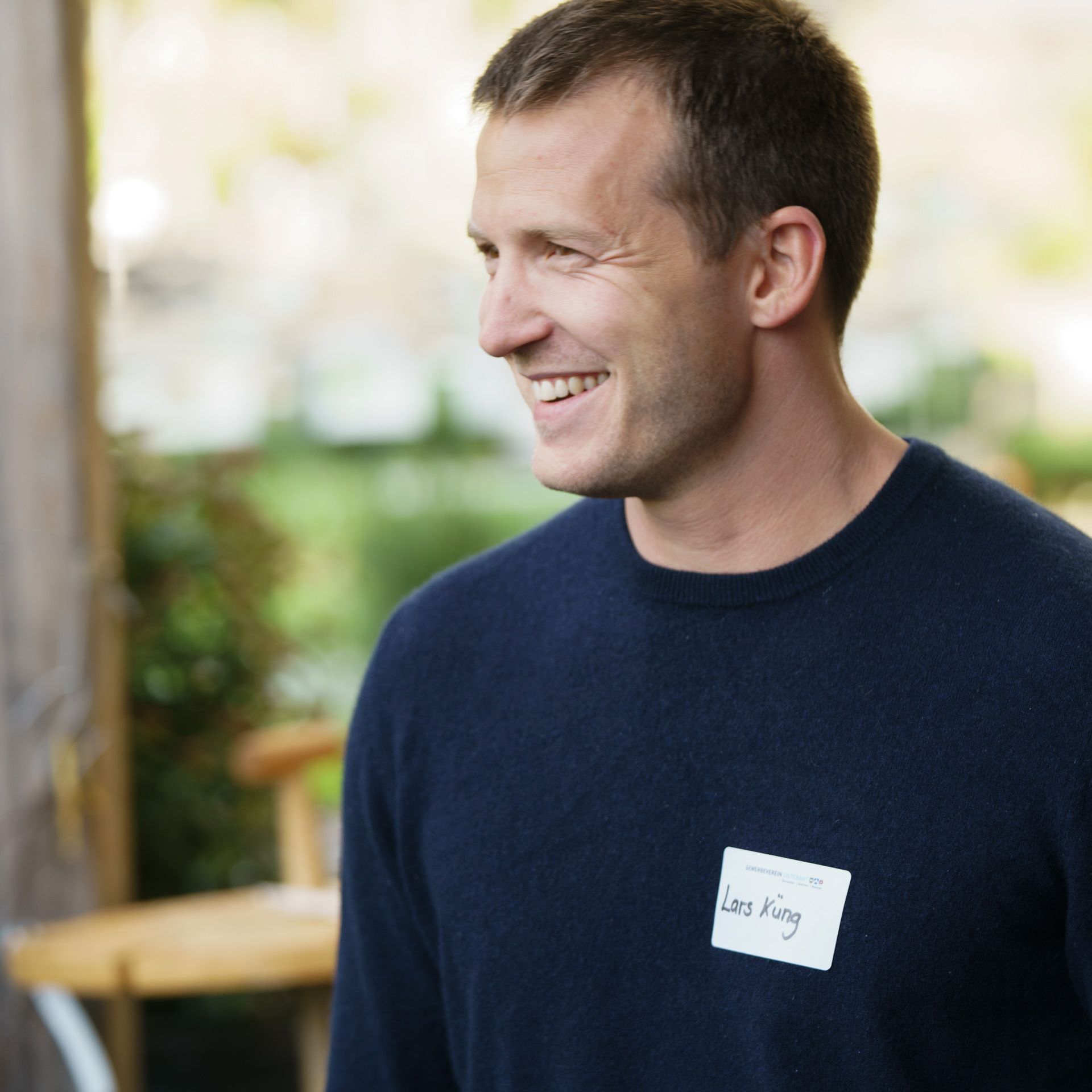 Ein Mann mit einem Namensschild mit der Aufschrift „Les King“