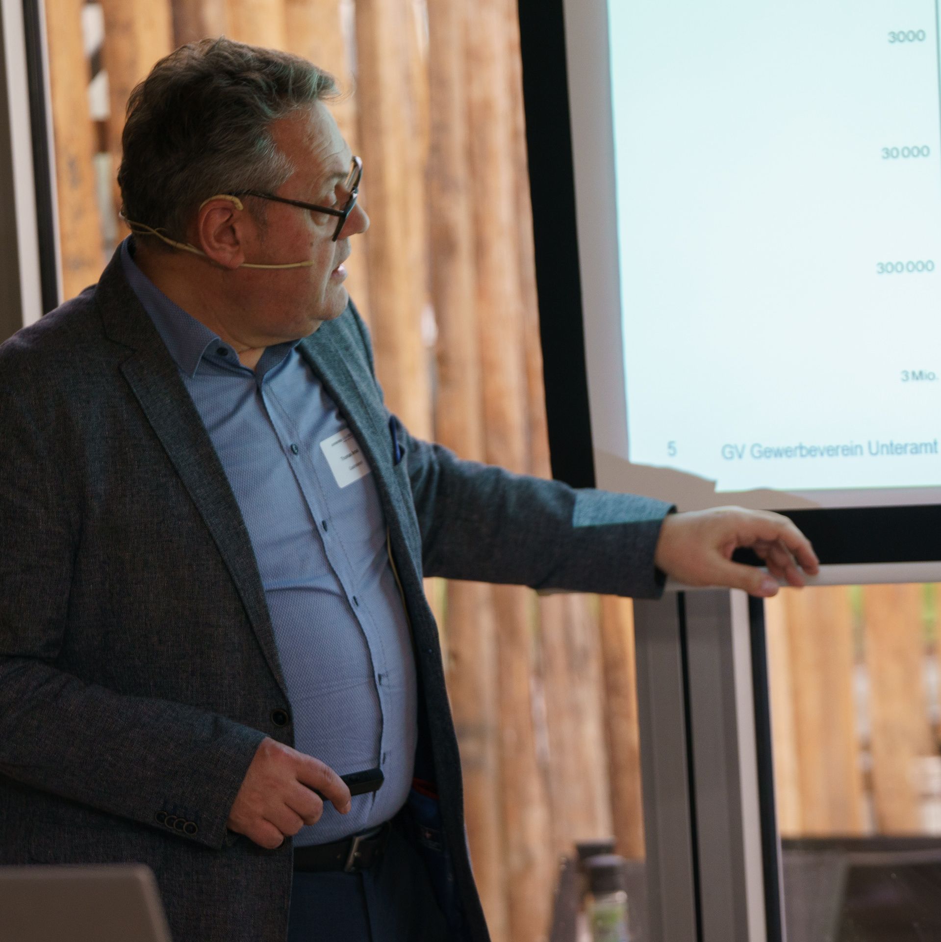 Ein Mann im Anzug hält eine Präsentation