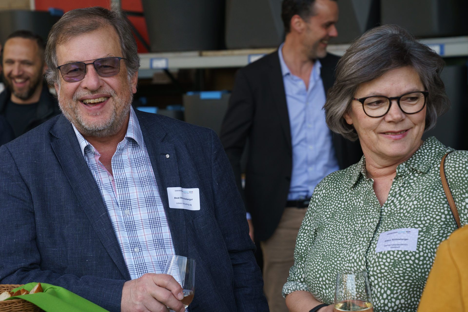 Ein Mann und eine Frau stehen nebeneinander und lächeln.