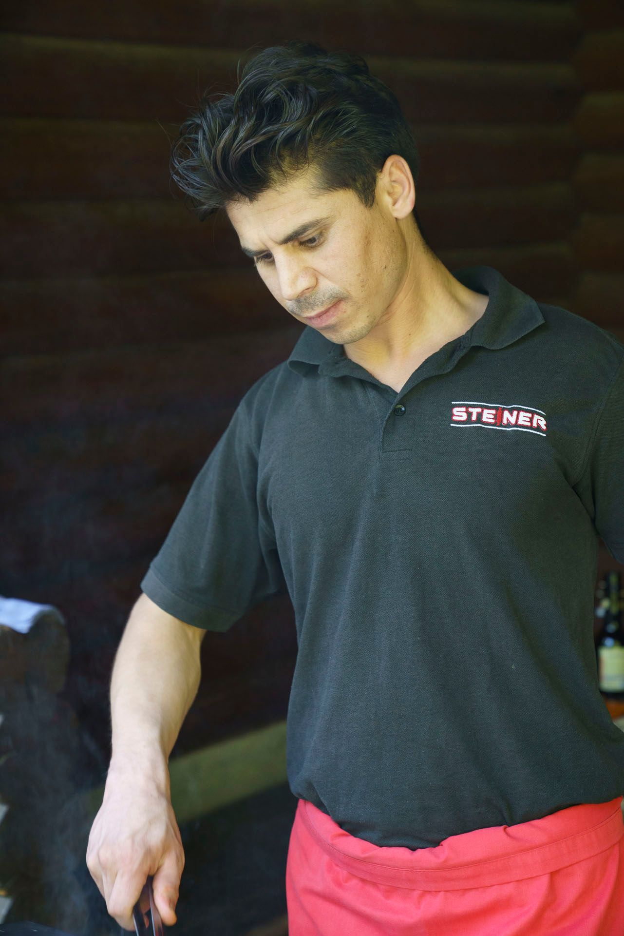 Ein Mann, der ein schwarzes Hemd mit dem Wort „Steiner“ darauf trägt