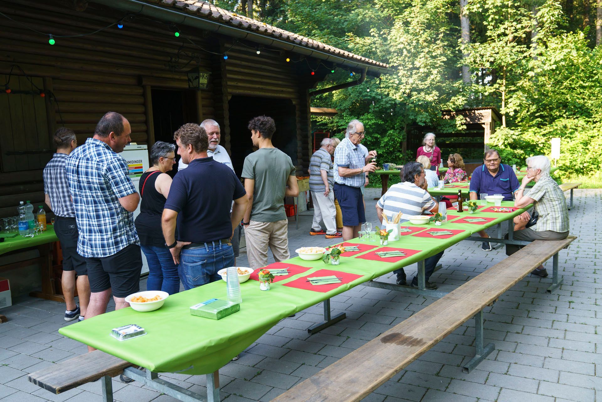 Eine Gruppe von Leuten steht um einen langen Tisch herum.