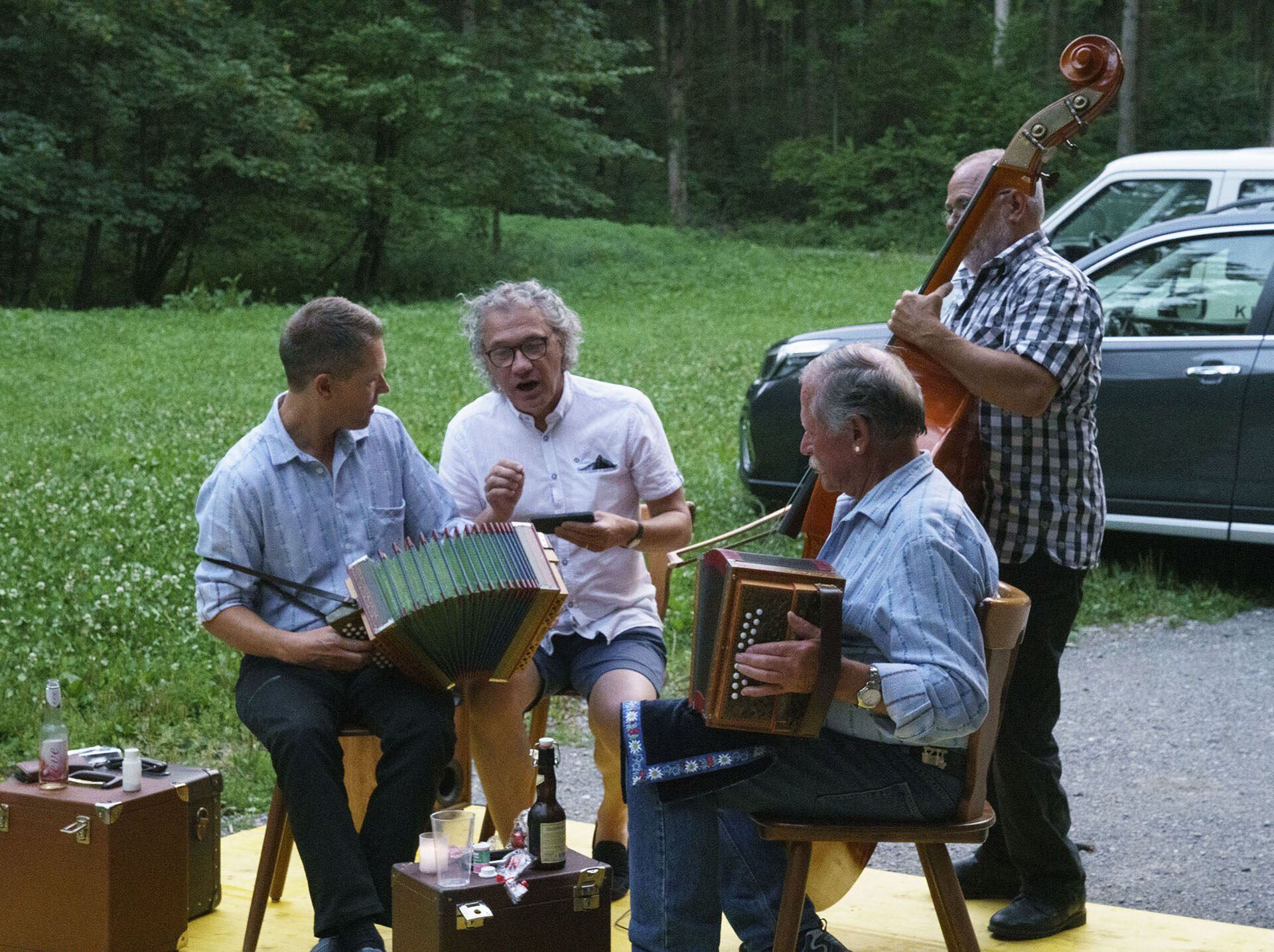 Eine Gruppe von Männern spielt draußen Musikinstrumente