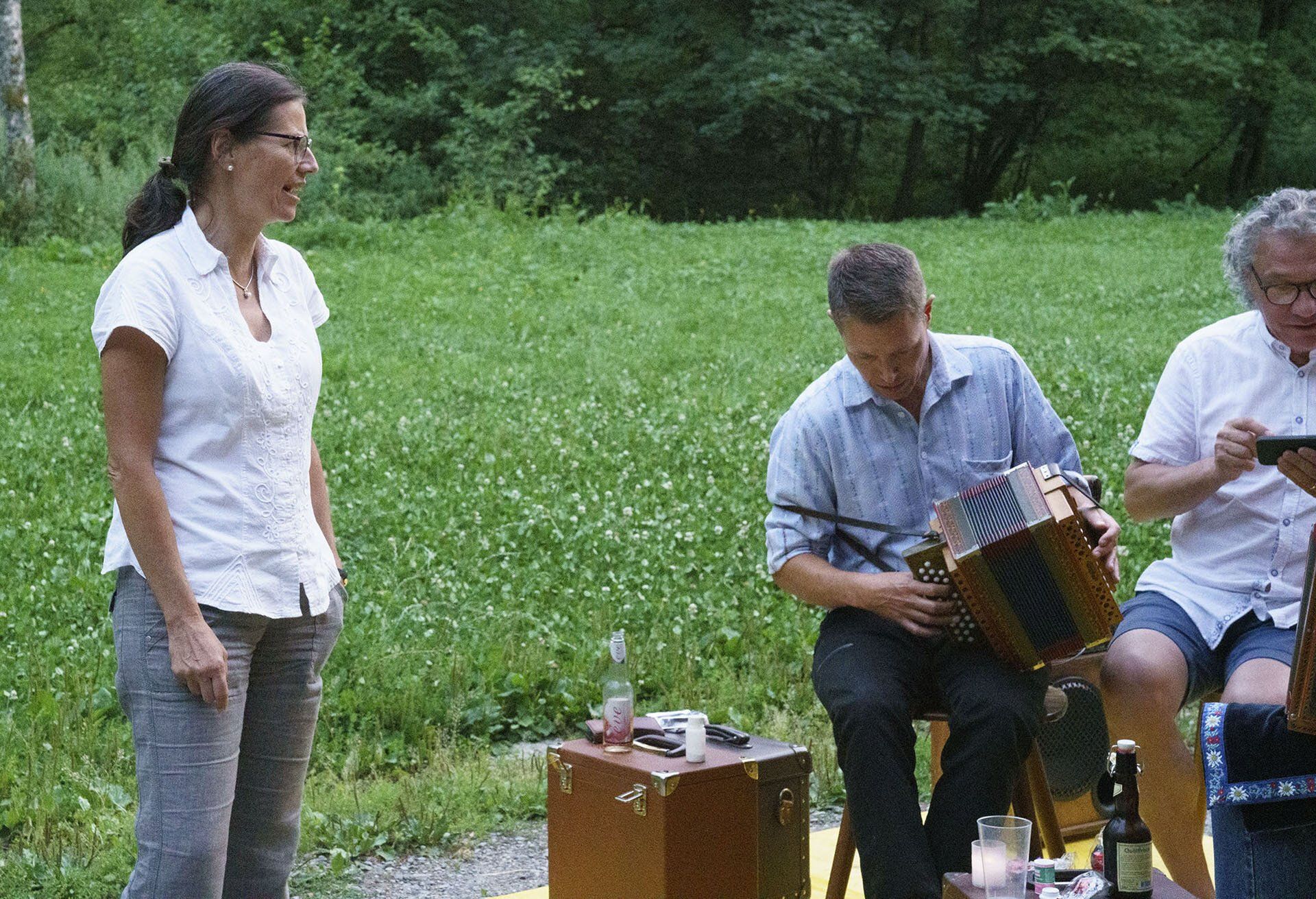 Ein Mann spielt Akkordeon und eine Frau steht neben ihm.