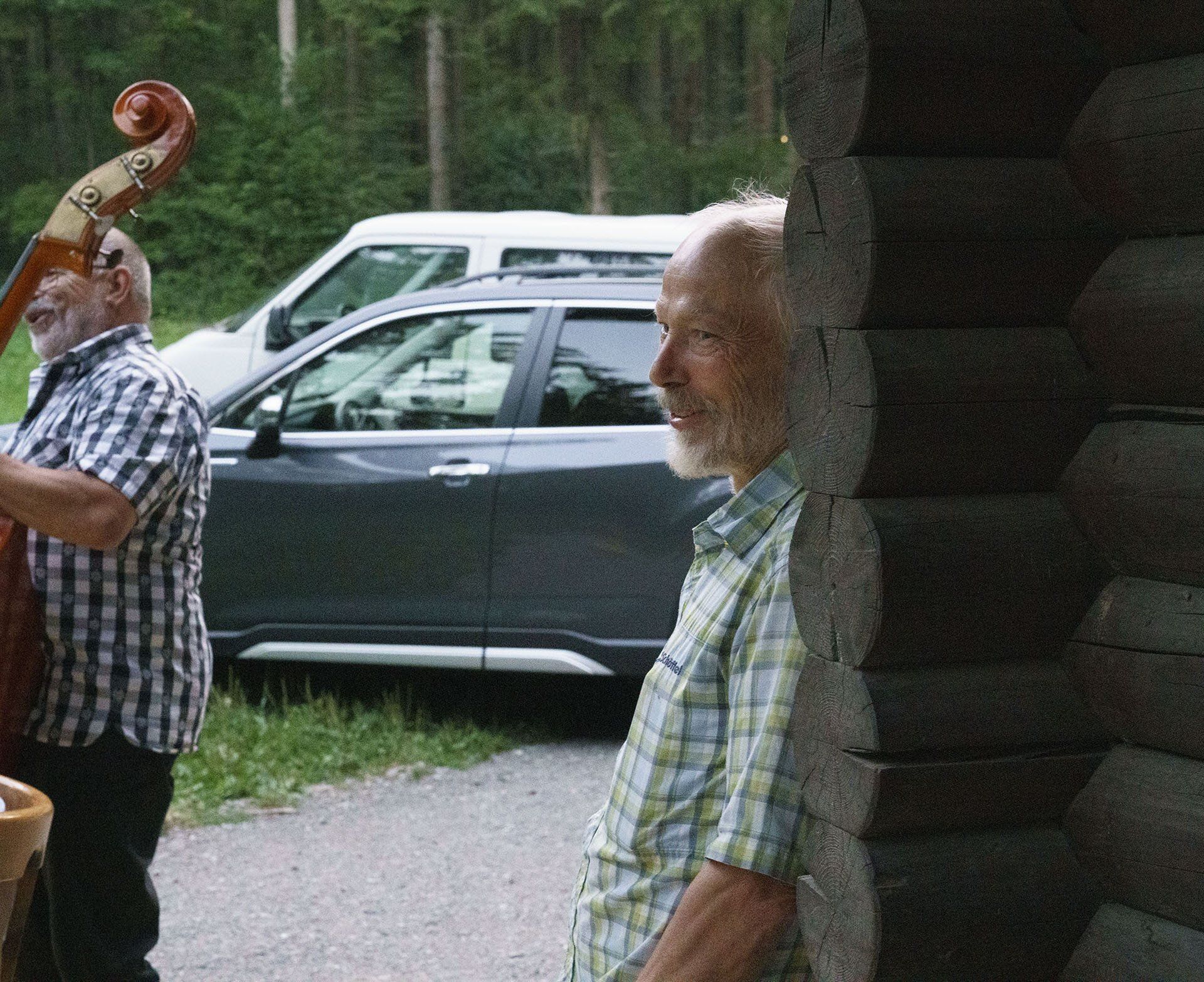 Ein Mann, der neben einem anderen Mann Kontrabass spielt