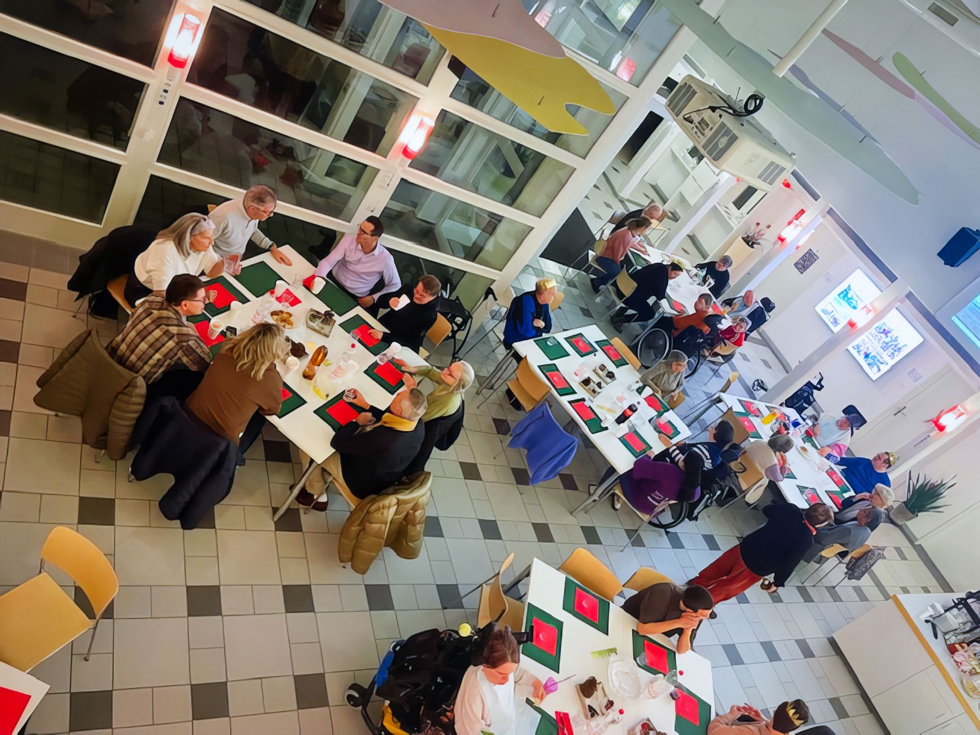 Eine Gruppe von Menschen sitzt an Tischen in einem Restaurant