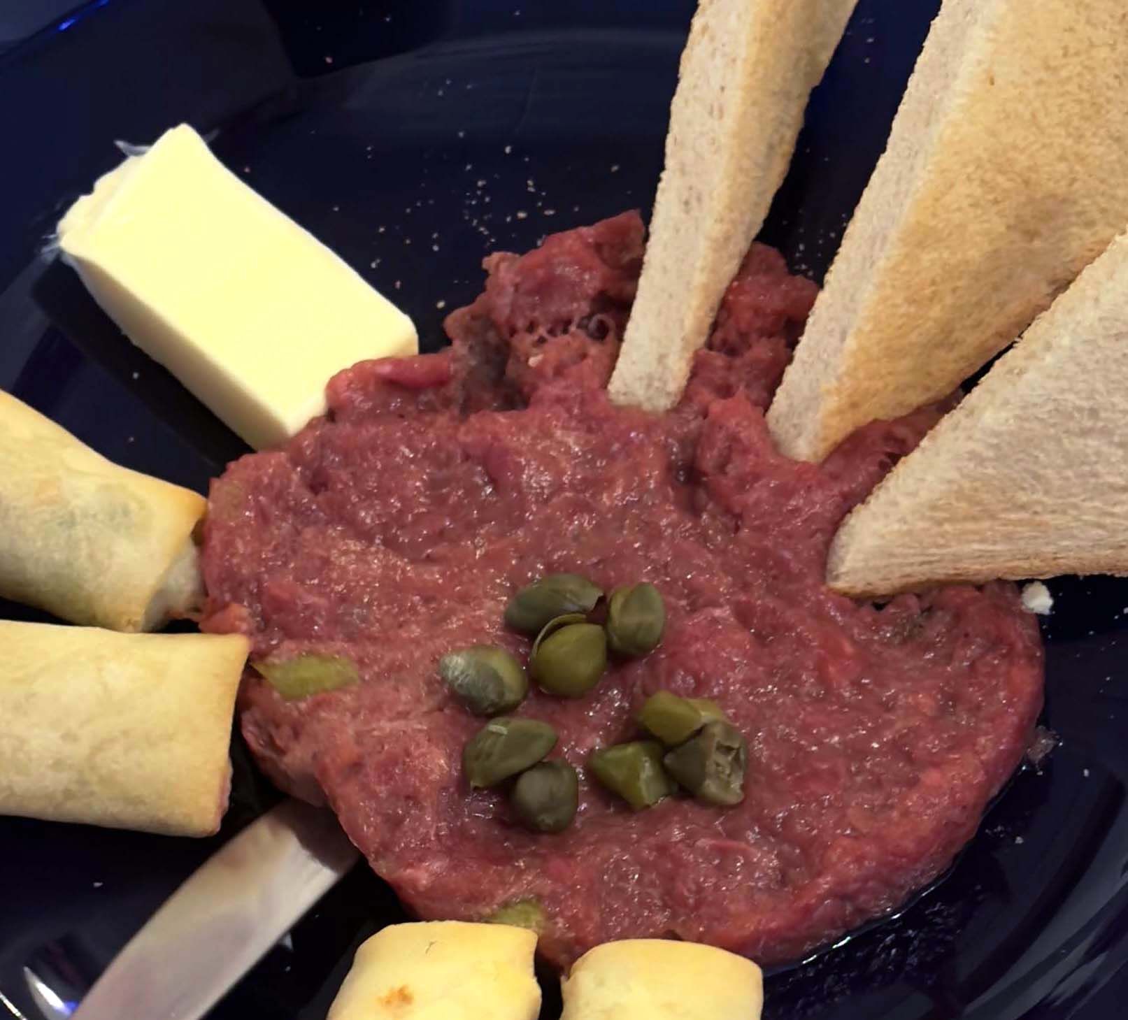 Eine Nahaufnahme von einem Teller mit Essen mit Brot und Butter
