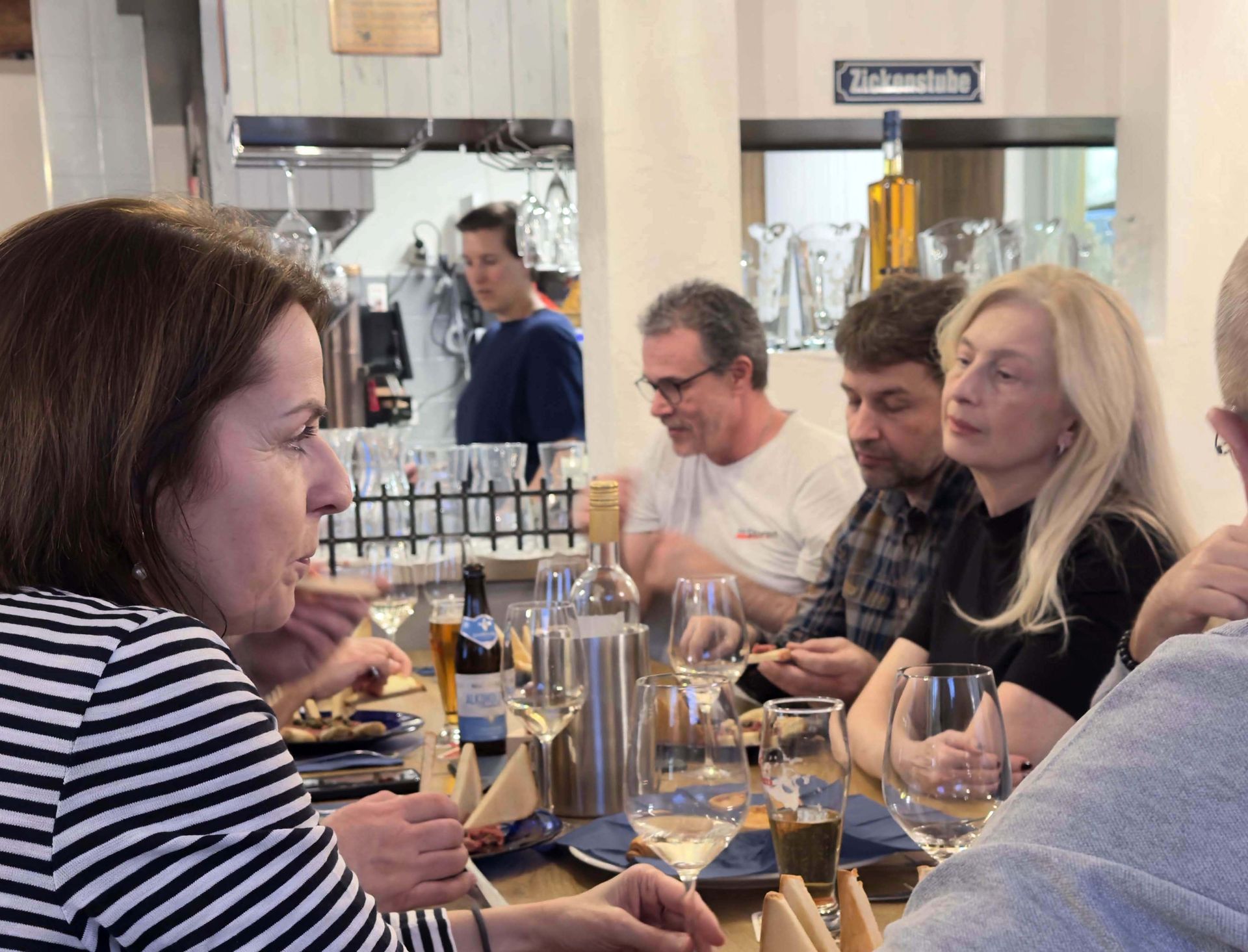 Eine Gruppe von Menschen sitzt an einem Tisch und isst und trinkt
