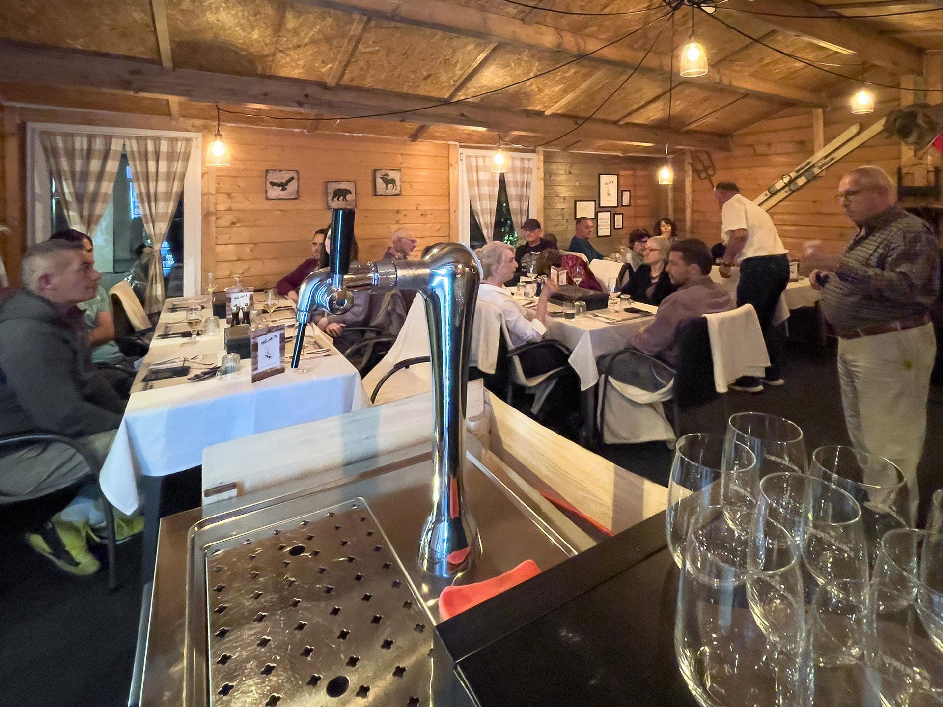 Eine Gruppe von Menschen sitzt an Tischen in einem Restaurant