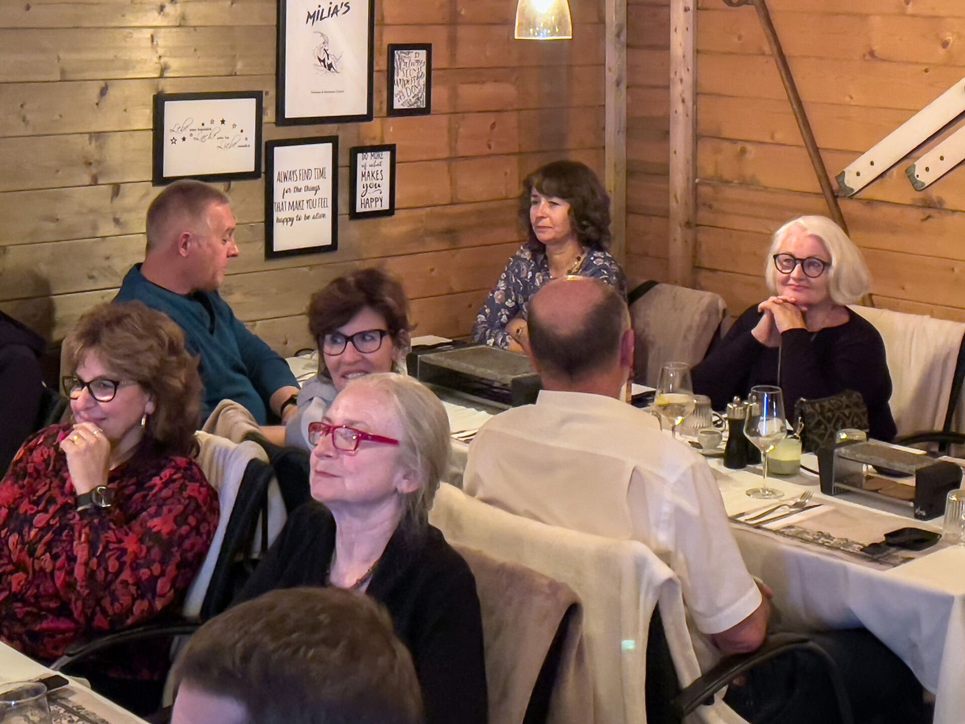 Eine Gruppe von Leuten sitzt in einem Restaurant an einem Tisch.