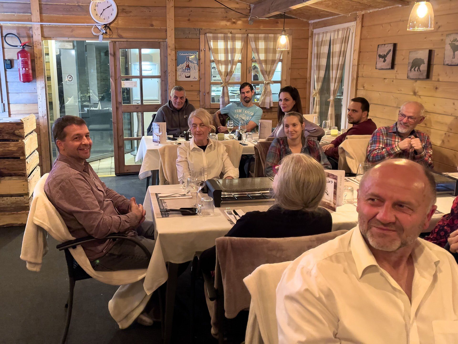 Eine Gruppe von Leuten sitzt an Tischen in einem Restaurant.