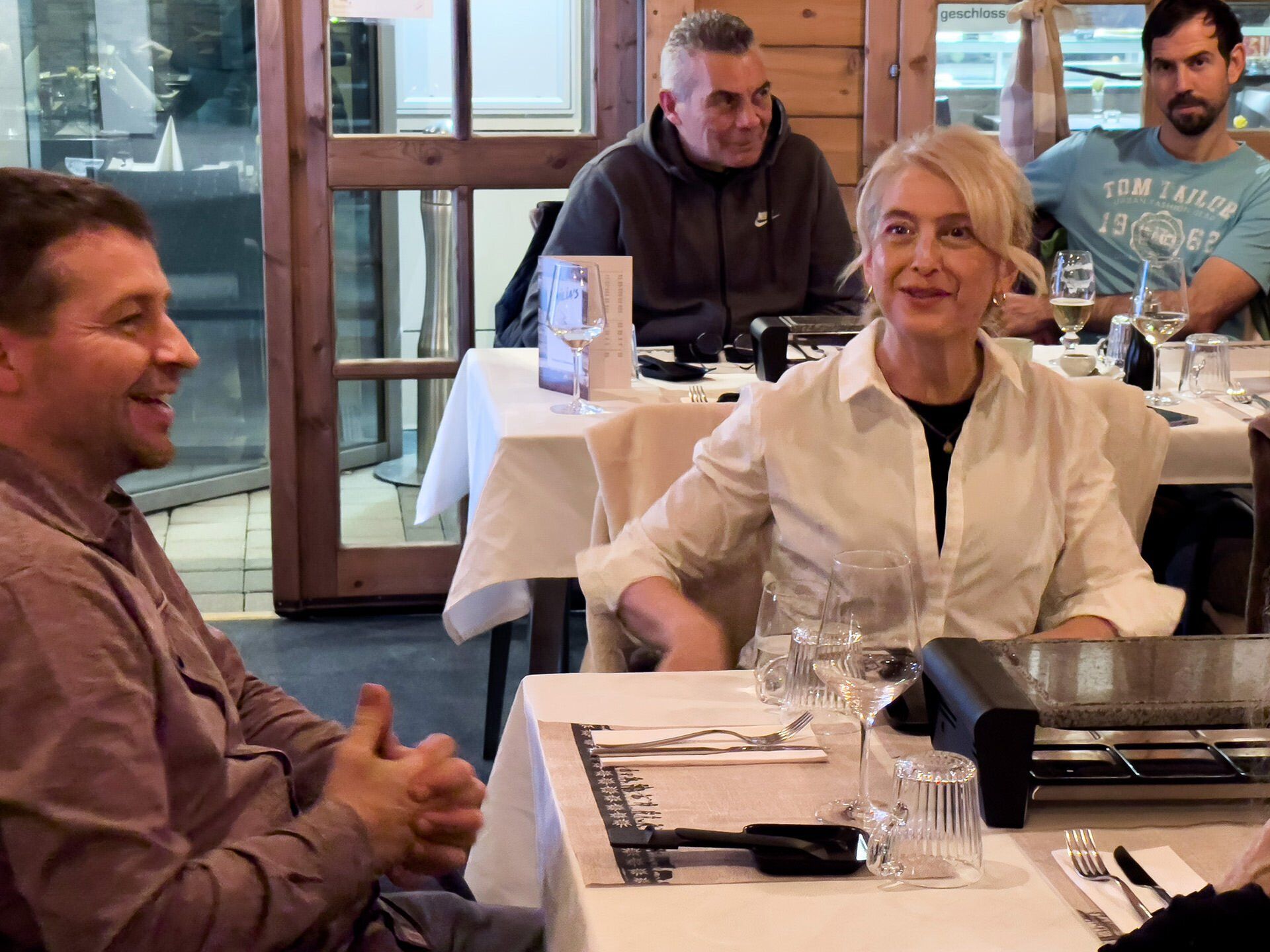 Eine Gruppe von Leuten sitzt an Tischen in einem Restaurant.