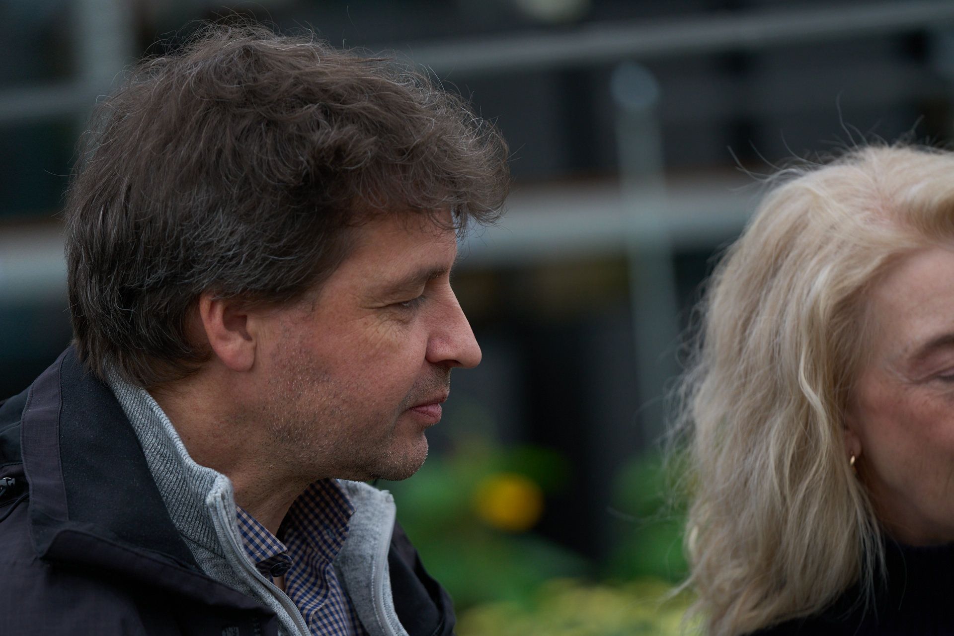 Ein Mann und eine Frau sitzen nebeneinander und unterhalten sich.