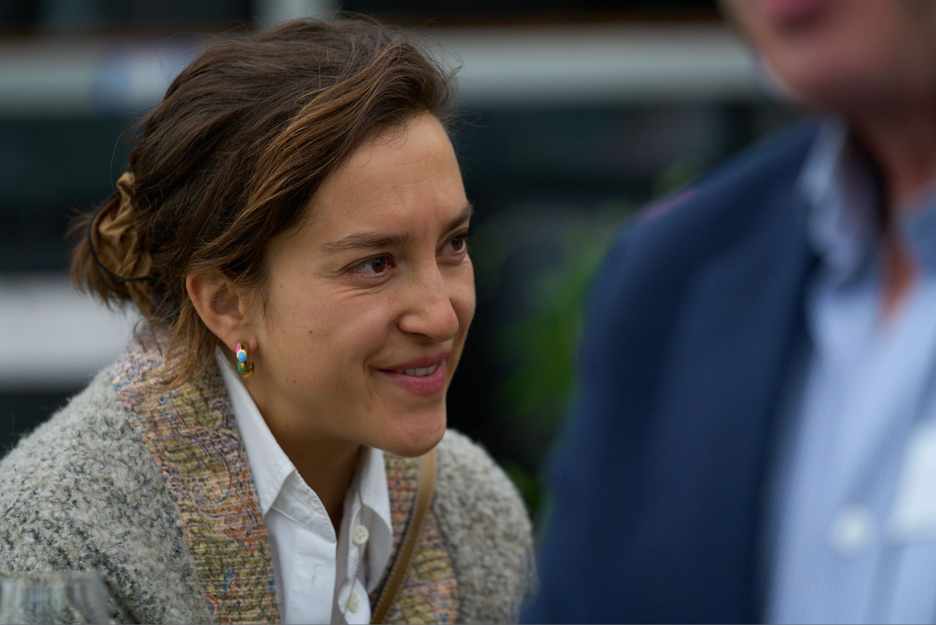 Eine Frau lächelt, während sie mit einem Mann spricht.