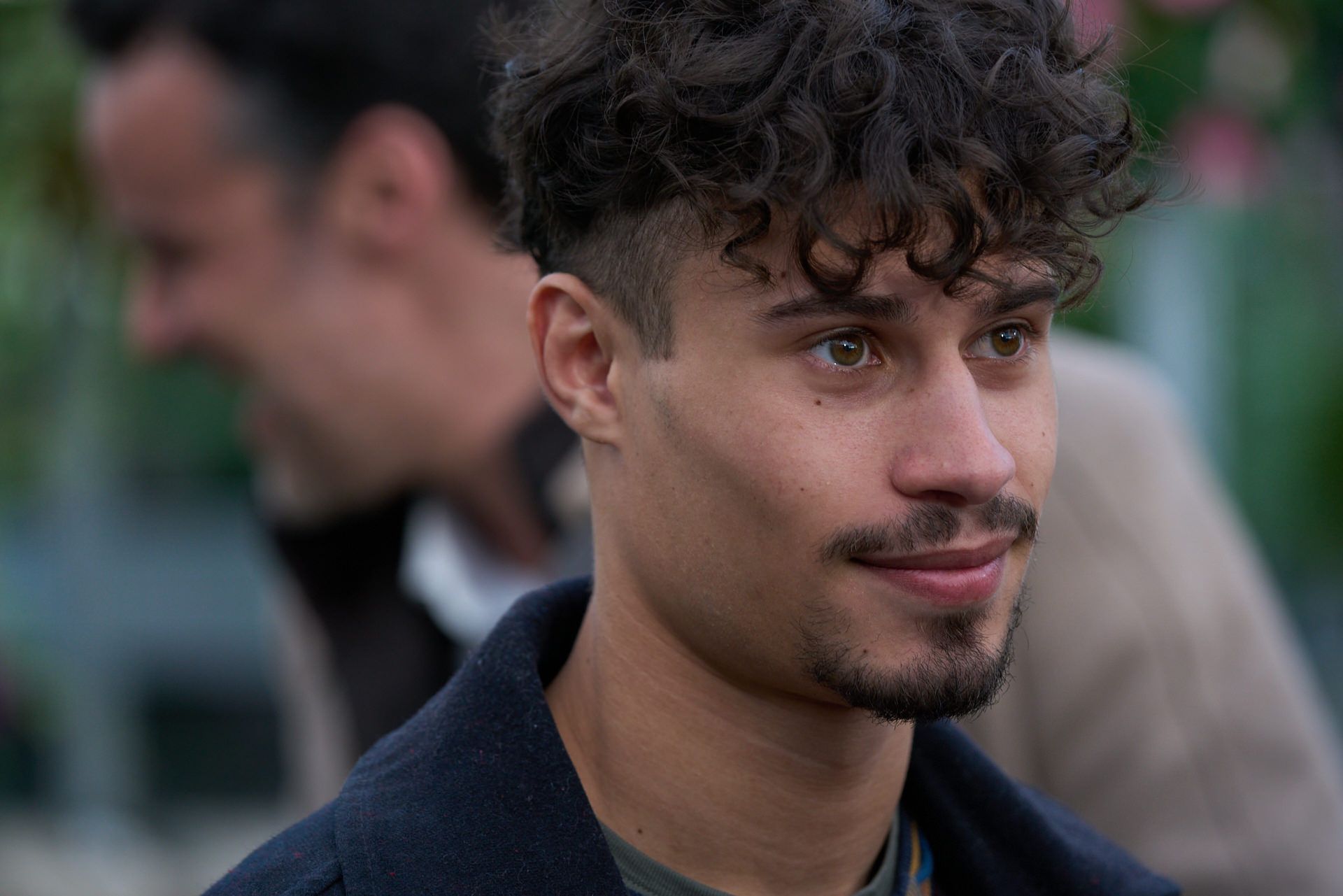 Eine Nahaufnahme eines Mannes mit lockigem Haar und Bart.