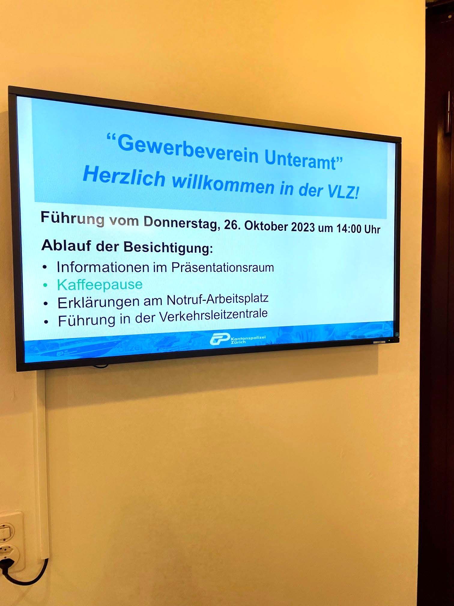 Ein großer Flachbildfernseher hängt an einer weißen Wand