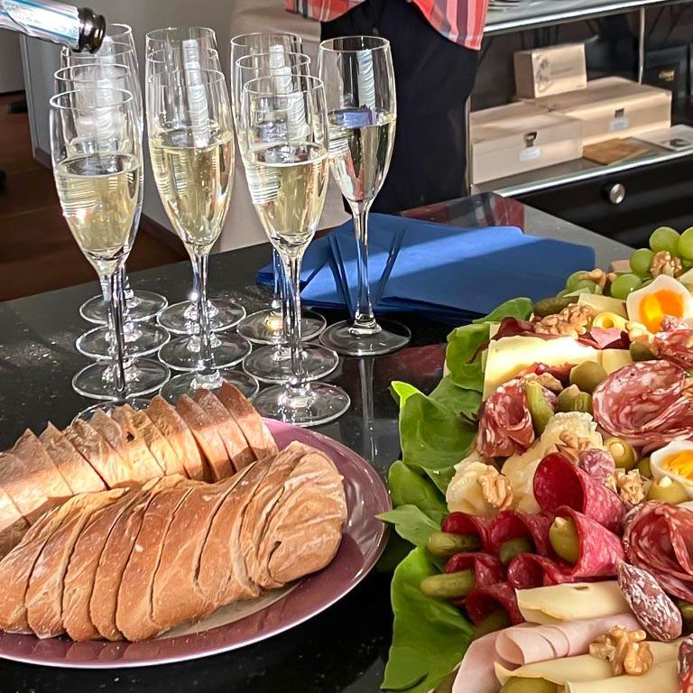 Ein Tisch mit einem Teller Essen und Gläsern Champagner
