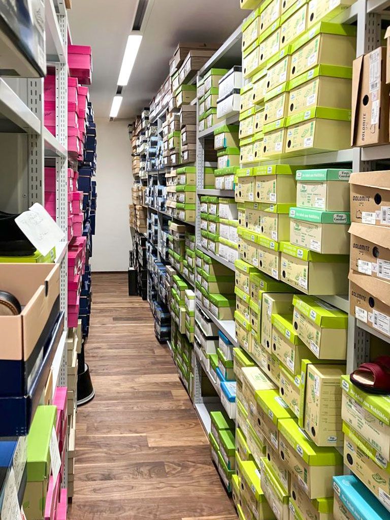 Ein Lagerhaus voller Schuhkartons auf Regalen.