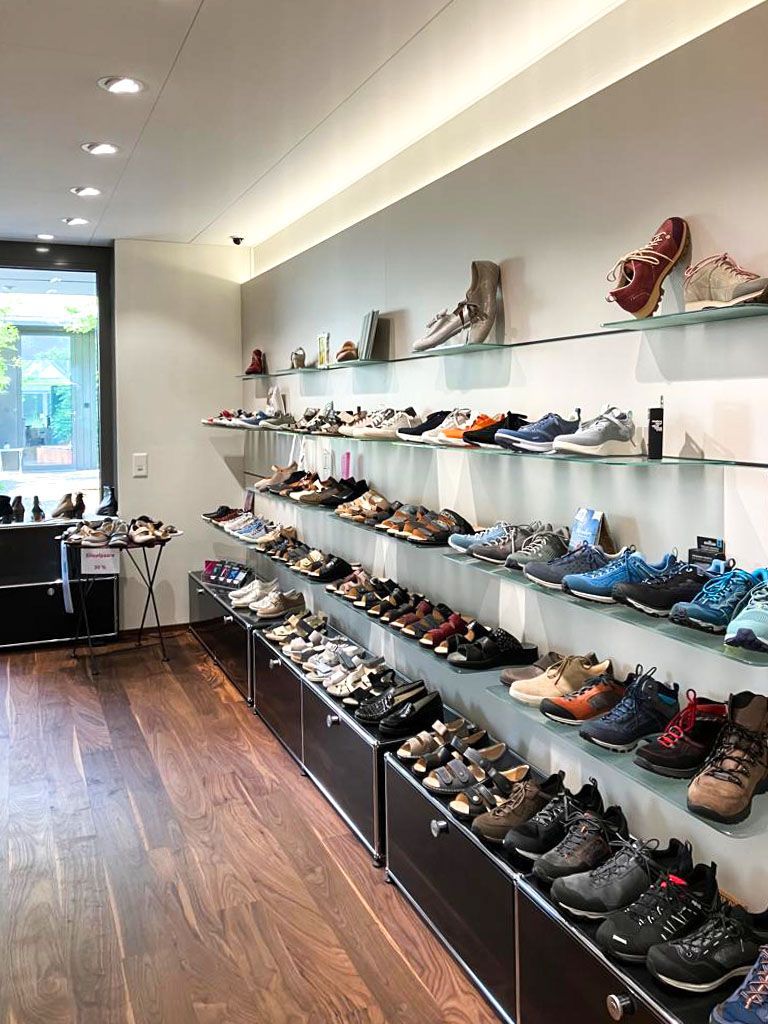 Ein Geschäft voller Schuhe in den Regalen.