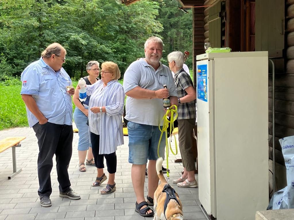 Eine Gruppe von Leuten steht um einen Kühlschrank herum.