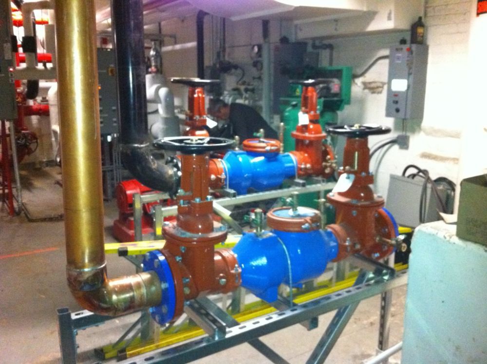 A bunch of valves are sitting on a table in a room