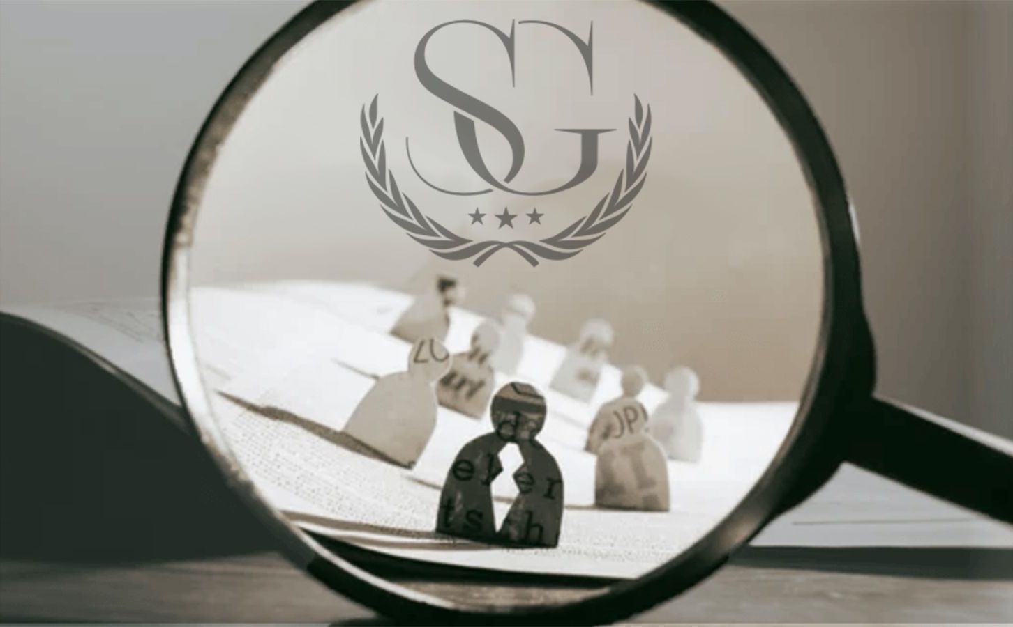 Μεγεθυντικός φακός πάνω από ξύλινες φιγούρες, λογότυπο 